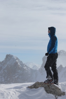 Des serrages bien positionnés pour ajuster la capuche