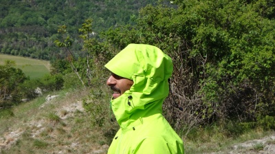 Capuche avec visière, tour de tête et de visage réglables