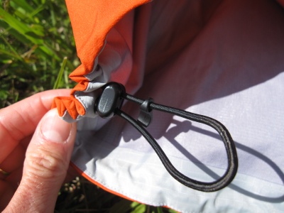 Réglage à la taille des 2 côtés par cordon élastique et crochet de serrage