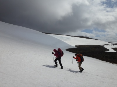 Vestes imperméables et respirantes ultra légères Patagonia M10 (en rose) et Arc'téryx Tecto FL (en orange) testées en Islande