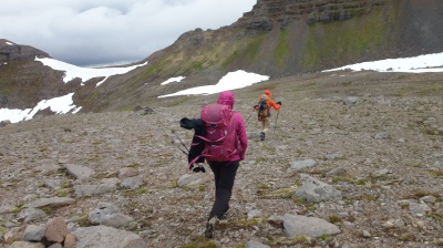 Vestes imperméables et respirantes ultra légères Patagonia M10 (en rose) et Arc'téryx Tecto FL (en orange) testées en Islande