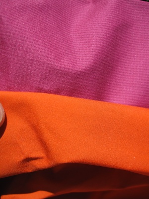 Comparatif vestes imperméables et respirantes ultra légères Patagonia M10 (en rose) et Arc'téryx Tecto FL (en orange) 