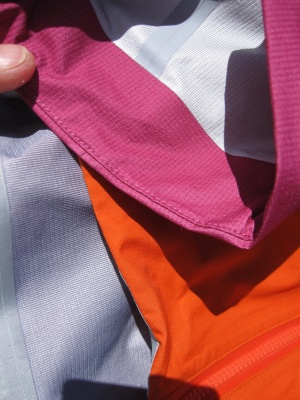 Comparatif vestes imperméables et respirantes ultra légères Patagonia M10 (en rose) et Arc'téryx Tecto FL (en orange) 