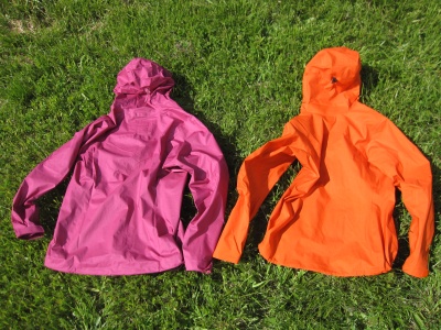 Comparatif vestes imperméables et respirantes ultra légères Patagonia M10 (en rose) et Arc'téryx Tecto FL (en orange) 