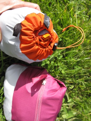 La Tecto FL rangée dans son sachet, et la M10 (en rose) rangée dans sa poche réversible