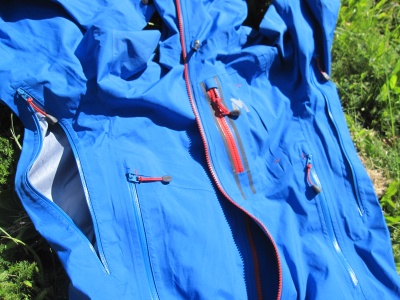 Aérations sous les bras, 2 poches latérales à zip étanche YKK, poche de poitrine à zip YKK semi-étanche Aérations sous les bras, 2 poches latérales à zip étanche YKK, poche de poitrine à zip YKK semi-étanche