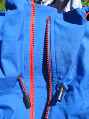 Réglages avant de la capuche Réglages avant de la capuche