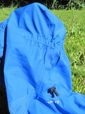 Réglage arrière de la capuche Réglage arrière de la capuche