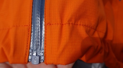Zoom tissu et zip principal YKK étanche