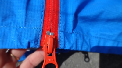 Zoom tissu et zip principal YKK étanche double curseur