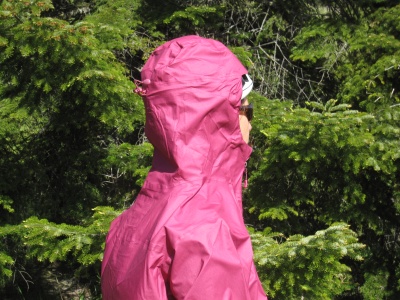 On peut porter un casque de montagne sous la capuche de la M10