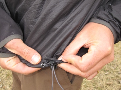 Réglage du tour de taille via un cordon élastique (deux points de réglage) Réglage du tour de taille via un cordon élastique (deux points de réglage)