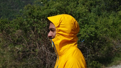 Capuche avec visière, réglages par un cordon élastique passant par l'arrière de la tête et le dessus du visage