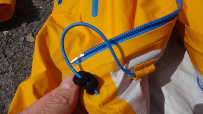 Zip principal Ykk étanche double curseur, et taille réglable par double cordon élastique réglable d'une main via les poches mais ne reste pas bloqué lorsqu'on serre à fond