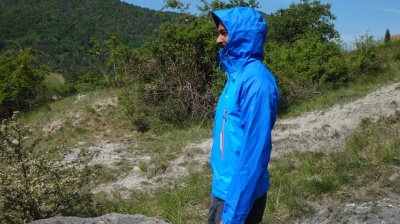 Capuche avec visière, tour de tête et de visage réglables