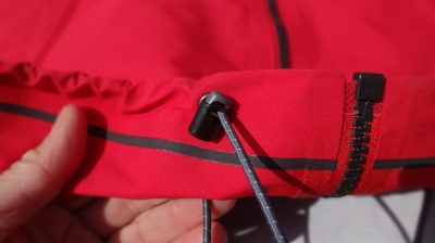 Taille réglable par double cordon élastique via les poches