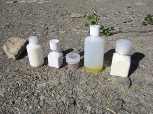 Sel, sucre, épices, huile et lait en poudre stockés dans de petits contenants Sel, sucre, épices, huile et lait en poudre stockés dans de petits contenants