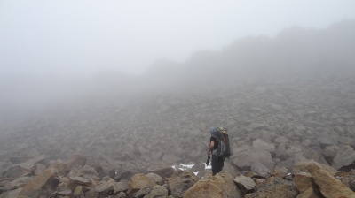 Trouver le cheminement dans le brouillard est parfois compliqué. Terrain complexe par endroit.