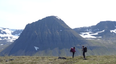 Montagne au milieu de la baie de Haelavik