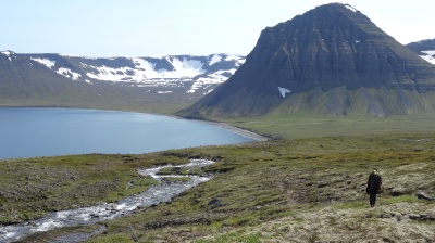 Montagne au milieu de la baie de Haelavik