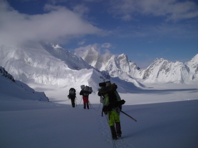 Progression sur les immenses glaciers du Pakistan