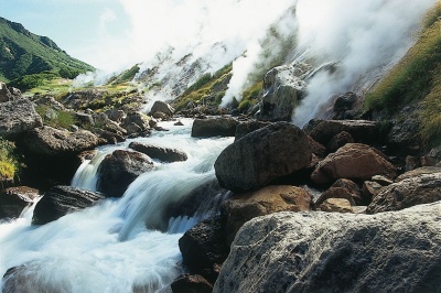 La vallée des Geysers a été découverte en 1941 par une hydrologue russe et son guide autochtone. Traversée par un affluent de la rivière Choumnaïa, cette faille tectonique abrite pas moins de cent geysers actifs.