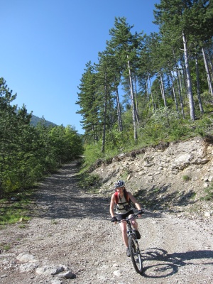 Descente vers Jansiac, une piste ce coup là, ça change des "singles"