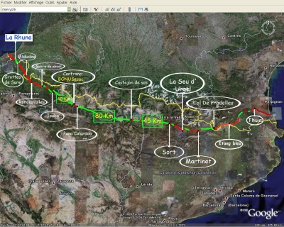 Le trajet, à pied en vert, en vol en rouge (image Google Earth)