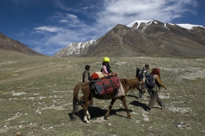 A cheval avec un casque d'alpinisme !