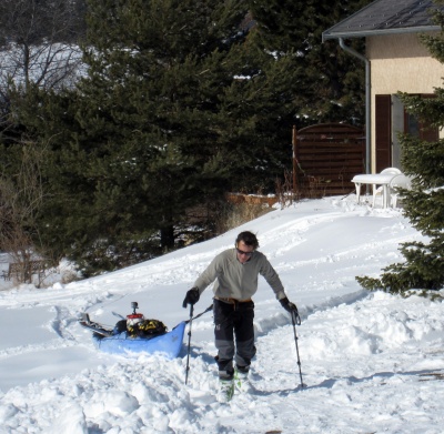 Départ de la maison skis et peaux aux pieds, baudrier et sangle pour tracter les kayaks chargés des affaires de bivouac.