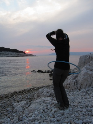 Hula hop  pour se réchauffer après la baignade du soir