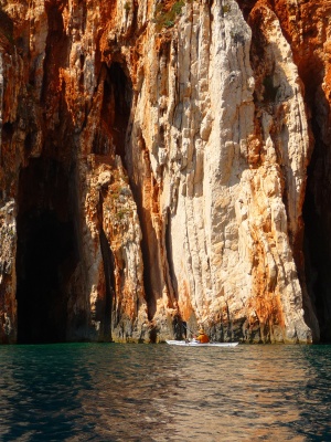 Du rocher aux couleurs magnifiques par endroits