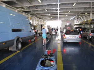 Transport des kayaks entièrement chargé (hors eau) dans les ferries à l'aide des chariots