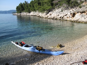 Petite crique paisible sur l'île de Hvar aux abords de Stari Grad