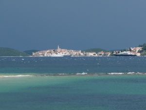 Coup de vent et orage dans le goulet entre Korcula (que l'on voit sur la photo) et Peljesac