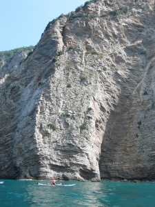 Avec des falaises imposantes...