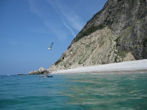 Et parfois une belle plage sauvage à leur pied