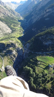 En vol au-dessus de l'Ubaye, en vue l'impressionnant petit pont suspendu menant à Fouillouse