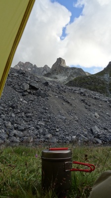 Bivouac près lac du Marinet, vue sur la face nord brec de l'Homme, pointe des Cirques, aiguilles de Chambeyron