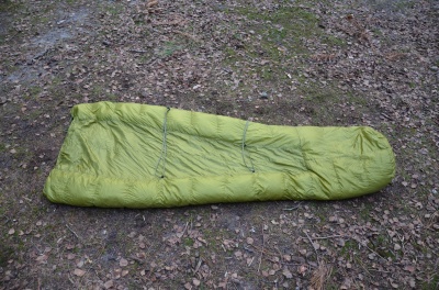 Le Walden retourné : on voit la zone sans isolant destinée à être en contact avec le matelas, avec les cordons pour attacher le top bag autour du matelas