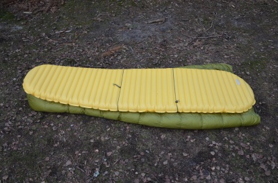 Ensemble Walden + matelas retourné pour visualiser le système d'attache du top bag au matelas