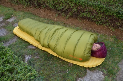On distingue sous le top bag les cordons de fixation autour du matelas