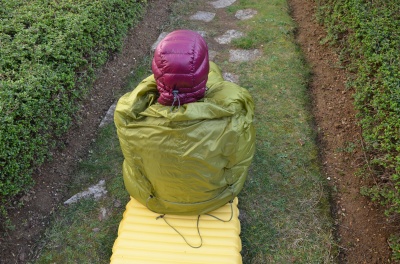 Zone du top bag sans isolant dans le dos du dormeur