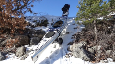 roulage sur une faible couche de neige et sur un talus raide
