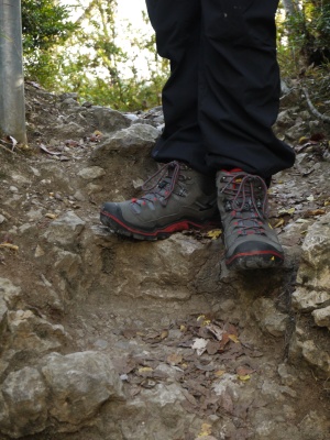 keen durand Mid WP - les chaussures en action dans un sol caillouteux