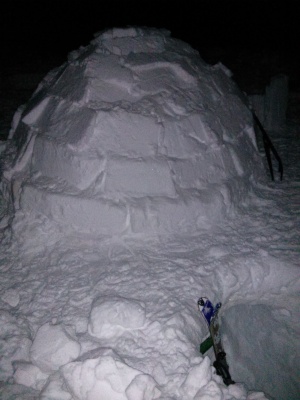 Un week-end de test matériel pour Carnets d'Aventures : construction d'igloos