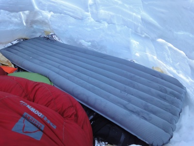 Le matelas Exped DownMat UL 7 dans l'igloo