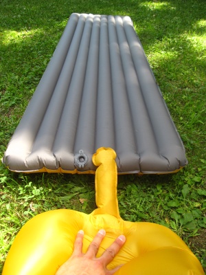 Gonflage du matelas : expulsion de l'air du Schnozzel Pumpbag (non fourni) Gonflage du matelas : expulsion de l'air du Schnozzel Pumpbag (non fourni)