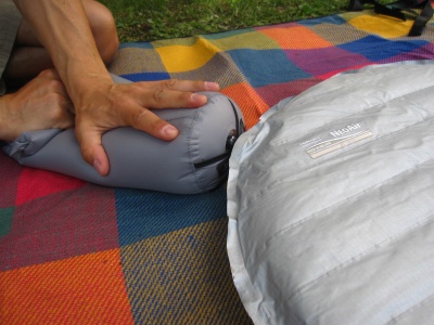 Gonflage du matelas avec la housse-pompe