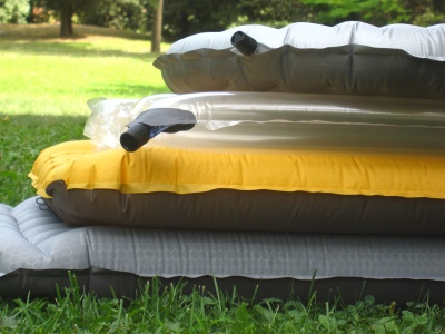 De bas en haut : DownMat UL 7, SynMat UL 7, Clearview et NeoAir XTherm De bas en haut : DownMat UL 7, SynMat UL 7, Clearview et NeoAir XTherm